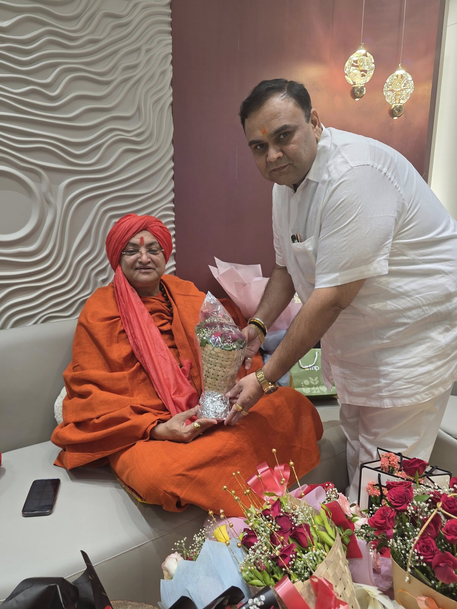 તા.૦૬-૦૮-૨૦૨૫ ના રોજ સુરતમાં મહામંડલેશ્વર સ્વામી ડૉ. ઉમાકાન્તાનંદ સરસ્વતીજી મહારાજ ગુરુજીના આશીર્વાદ પ્રાપ્ત થયા અને તેમનું સ્વાગત કરવાની તક મળી.